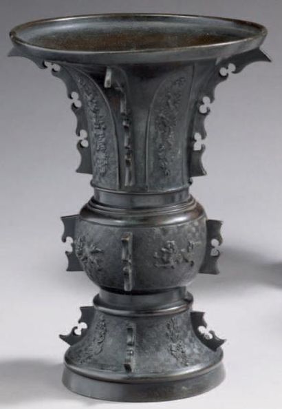 CHINE Vase d'autel de forme cornet en bronze patiné dans le style archaïque. XIXème...