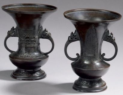 CHINE Deux vases d'autel, de forme cornet à panse aplatie, à deux anses ajourées...