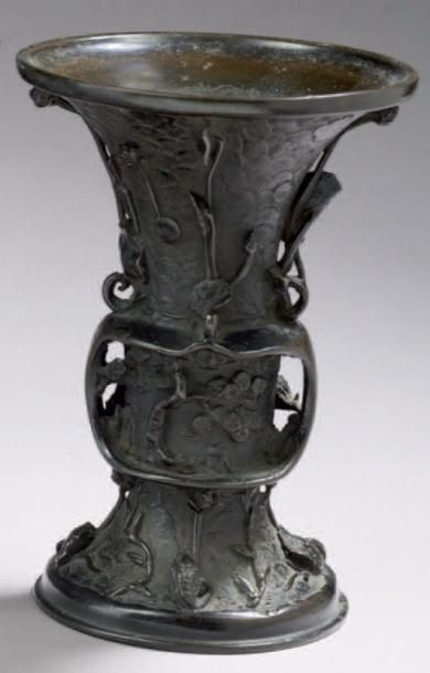 CHINE Vase d'autel de forme cornet en bronze patiné, de style archaïque décoré en...