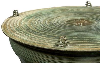LAOS Grand tambour de pluie en bronze oxydé ciselé sur le plateau de motifs concentriques...