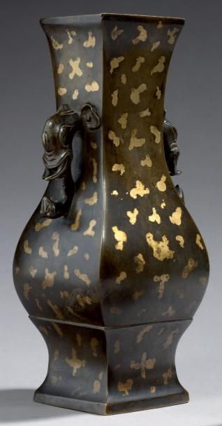 CHINE Vase balustre à section carrée à deux anses à têtes d'éléphant en bronze à...