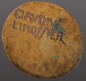 CLAUDIUS LINOSSIER (1893-1953) Plaque circulaire en laiton martelé gravée. Marquée...