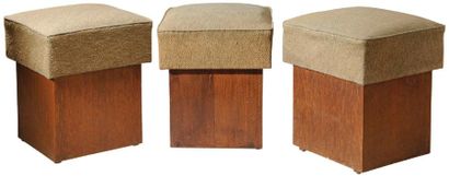 ANDRE SORNAY (1902-2000) Suite de trois tabourets modernistes à assise carrée recouverte...