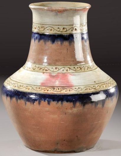 AUGUSTE DELAHERCHE (1857-1940) Vase à panse renflée et col droit cylindrique évasé...