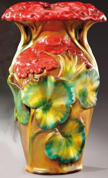VILMOS ZSOLNAY (1840-1900) Rare vase en céramique irisée polychrome à décor en relief...