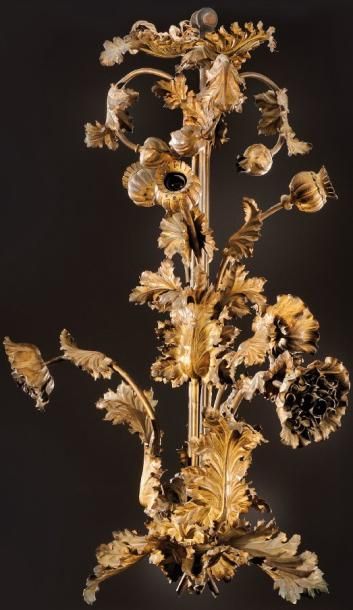 EMILE ROBERT (1880-1948) Rare lustre en fer forgé à patine dorée à motifs de feuilles...