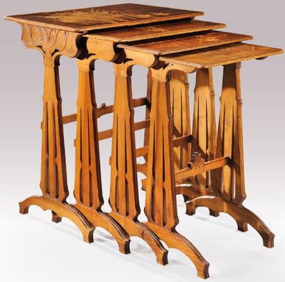 -EMILE GALLE (1846-1904) Rare suite de quatre tables gigognes en noyer à plateaux...