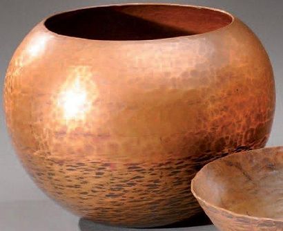 CLAUDIUS LINOSSIER (1893-1953) Ebauche de vase à corps pansu en cuivre martelé. H:...