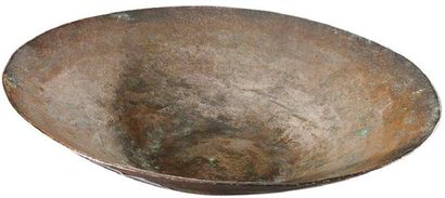 CLAUDIUS LINOSSIER (1893-1953) Petite coupe circulaire en bronze martelé. H: 2,5...