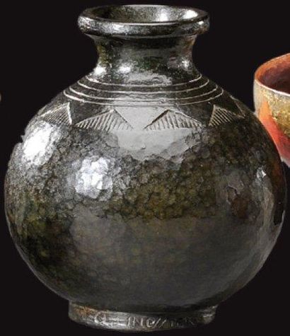 CLAUDIUS LINOSSIER (1893-1953) Rare vase boule sur talon et col étranglé en bronze...