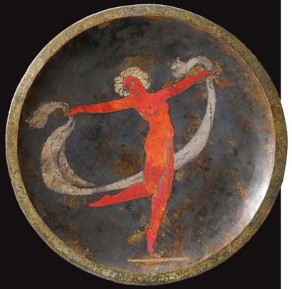 CLAUDIUS LINOSSIER (1893-1953) Plat circulaire en dinanderie à patine brune, dorée,...