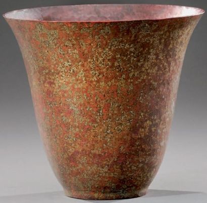 CLAUDIUS LINOSSIER (1893-1953) Vase à col évasé en dinanderie martelée à patine rouge...