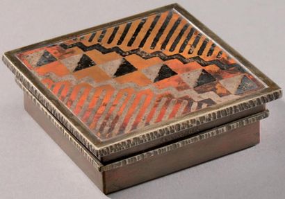 CLAUDIUS LINOSSIER (1893-1953) Boîte de forme carrée en dinanderie et métal martelé...