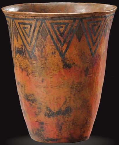 CLAUDIUS LINOSSIER (1893-1953) Vase de forme évasée en dinanderie martelée à patine...