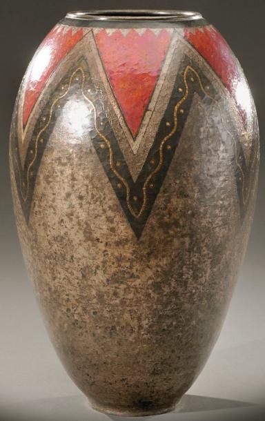 CLAUDIUS LINOSSIER (1893-1953) Important vase de forme ovoïde en dinanderie martelée...