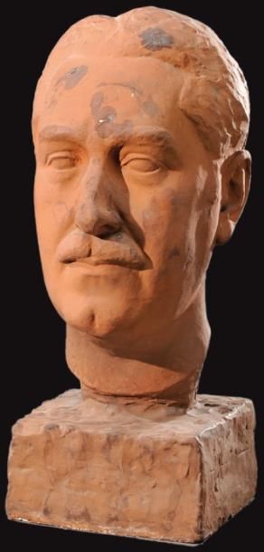 CLAUDIUS LINOSSIER (1893-1953) Buste en plâtre rouge figurant un homme à la moustache....