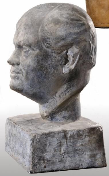 CLAUDIUS LINOSSIER (1893-1953) Buste en plâtre gris figurant un homme chauve. Vers...