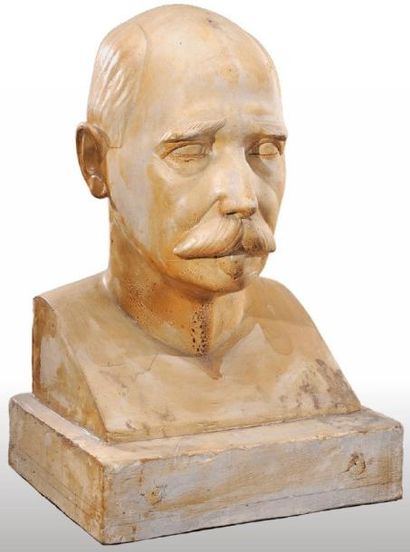 CLAUDIUS LINOSSIER (1893-1953) Buste en plâtre figurant un homme à la moustache....