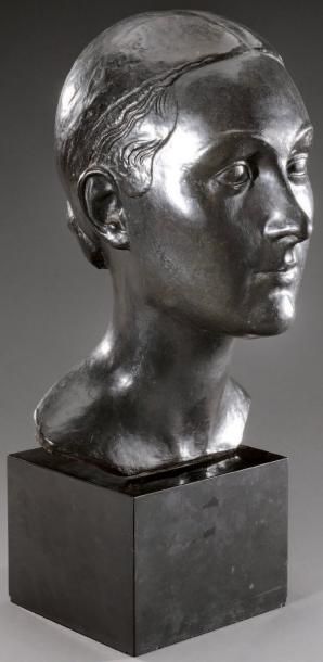 CLAUDIUS LINOSSIER (1893-1953) Buste en bronze figurant une femme au chignon. Cachet...