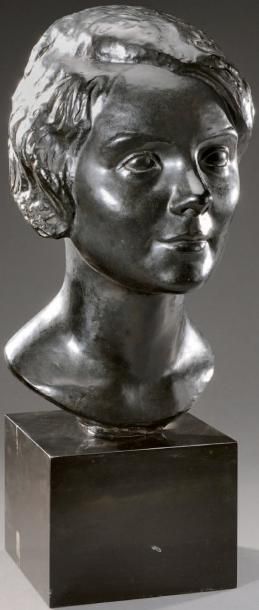 CLAUDIUS LINOSSIER (1893-1953) Buste de femme à la coupe au carré en bronze. Signé...