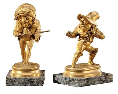 TRAVAIL FRANCAIS 1900 Paire d'encriers en bronze doré figurant deux fantassins armés....