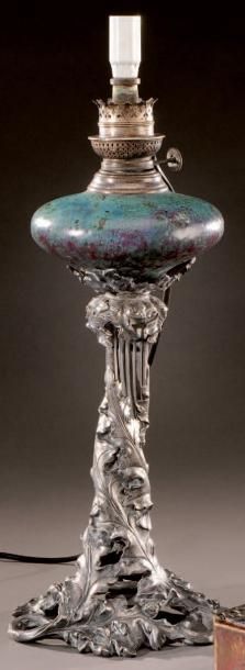 PIERRE ADRIEN DALPAYRAT (1844-1910) Lampe à piétement en métal argenté à motif floral...