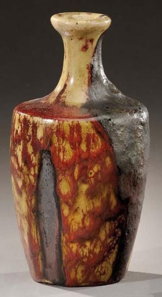 PIERRE ADRIEN DALPAYRAT (1844-1910) Vase à corps ovoïde et col soliflore légèrement...