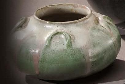 AUGUSTE DELAHERCHE (1857-1940) Vase circulaire en grès à corps pansu aplati et à...