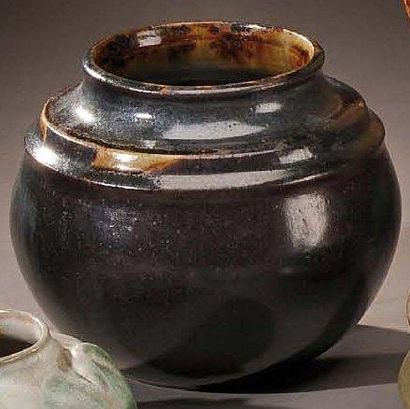 AUGUSTE DELAHERCHE (1857-1940) Vase boule en grés brun épaulé à gorges en ressaut....