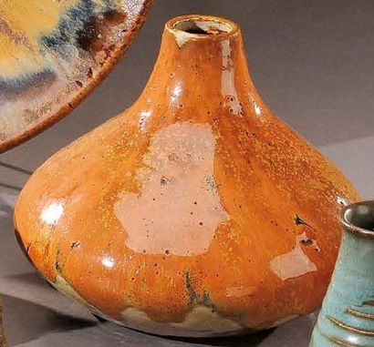AUGUSTE DELAHERCHE (1857-1940) Important vase piriforme à corps aplati et col resserré...