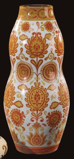 VILMOS ZSOLNAY (1840-1900) Vase de forme coloquinte en céramique émaillée à décor...