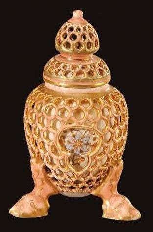 VILMOS ZSOLNAY (1840-1900) Petit pot couvert tripode en céramique émaillée à décor...