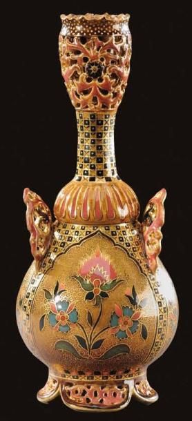VILMOS ZSOLNAY (1840-1900) Vase à corps pansu et col droit évasé et ajouré en céramique...