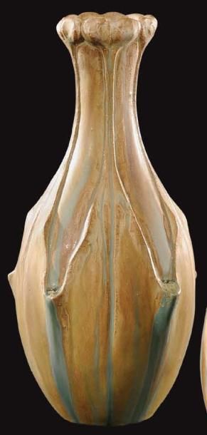ALEXANDRE BIGOT (1862-1927) Haut vase en grés de forme balustre à coulures ocres...
