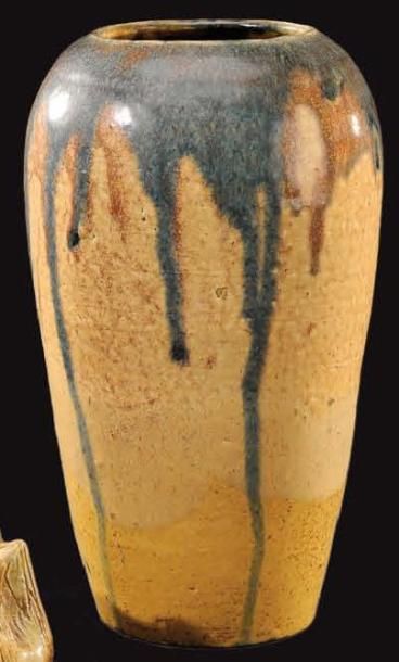 EUGÈNE LION (1867-1947) Haut vase en grés à corps ovoïde à coulures bleues sur fond...