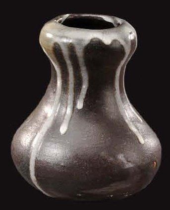 EUGÈNE LION (1867-1947) Vase en grés à corps pansu resserré et col évasé à fond brun...