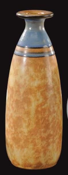 LOUIS LOURIOUX (1874-1930) Vase en grés à corps conique à émaux ocres à col resserré...
