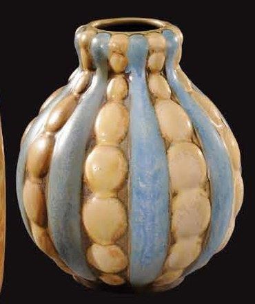 LOUIS LOURIOUX (1874-1930) Vase boule en grés à col resserré à décor en relief de...
