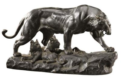 CHARLES VALTON (1851-1918) «Lionne et ses lionceaux» Epreuve en bronze à patine brune....