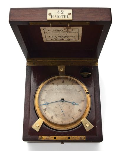 H. MOTEL Milieu XIXe siècle Chronomètre de marine en laiton doré dans son coffret...