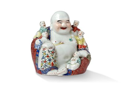 中国，20世纪下半叶

瓷器和珐琅彩塑像，采用粉彩风格，表现了坐在财富袋上的弥勒佛，并有五个孩子陪伴。



H.25,4...
