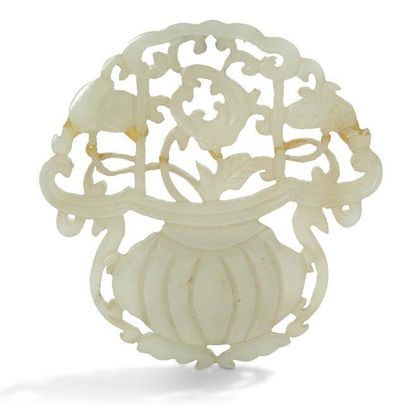 Chine XIXe siècle 


A white celadon jade pendant with a stylized openwork design...