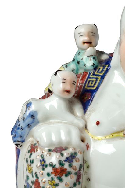 null Chine, deuxième moitié du XXe siècle

Statuette en porcelaine et émaux de style...