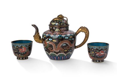 中国，约1900-1920年

铜胎掐丝珐琅壶和两个杯子，有云中龙的多色装饰，放大的把手和壶嘴。盖子的抓手是由一只睡鼠在一串葡萄上形成的。



H.15,7...