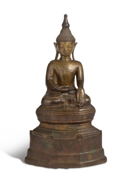 BIRMANIE XVIIIe SIÈCLE 


Light patina bronze statuette representing the seated Buddha,...