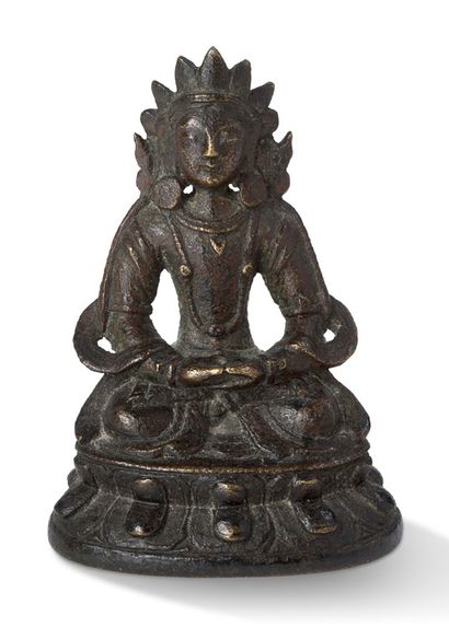 Chine XIXe siècle 青铜雕像，代表阿米塔尤斯坐在莲花上冥想。 H.7厘米 中国 十九世纪 铜无量寿佛坐像 