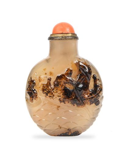 CHINE vers 1900 


Agate bottle-tabatière carved with two bats and fishermen on a...