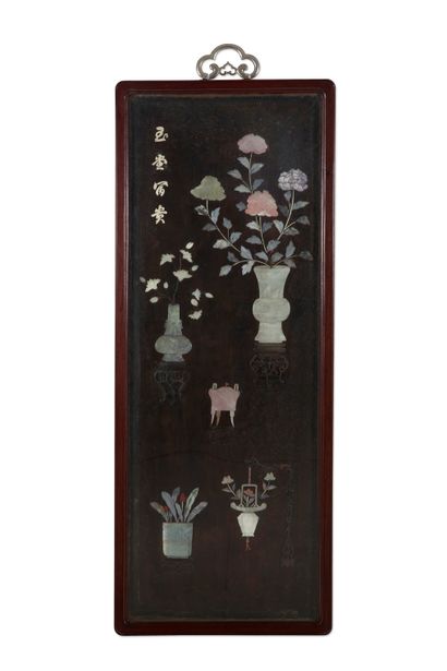 CHINE vers 1900 


四块漆木板，嵌有硬石、骨、石英和珊瑚的装饰，代表了家具物品和花瓶，每块都有一首书法诗。



目测尺寸134.2 x 48.9厘米（有些磨损...