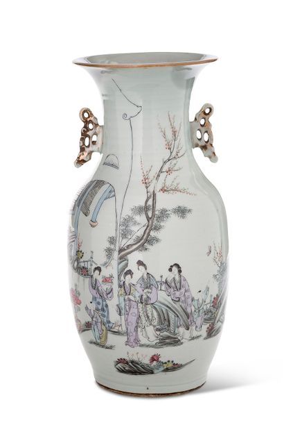 null 中国，19世纪末

一对瓷器和多色珐琅柱形花瓶，装饰有花园中的年轻妇女和儿童以及书法诗词。颈部有两个金色造型的把手。



H.每个42厘米



R...