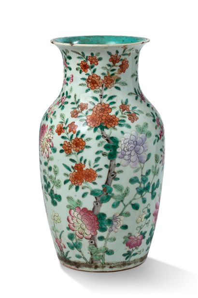 null 中国，19世纪

粉红色家族的小瓷器和珐琅彩花瓶，上面装饰着鲜花。



高35,5厘米

(Chips)